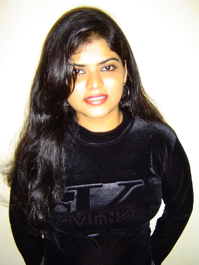 neha nair in western tight jeans and black bra in bedroom