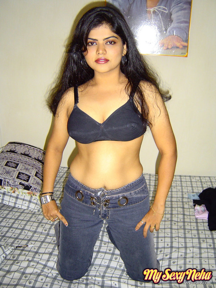 neha nair in western tight jeans and black bra in bedroom