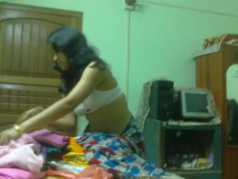 Cute Indian Wife Nude Pressing Big Tits