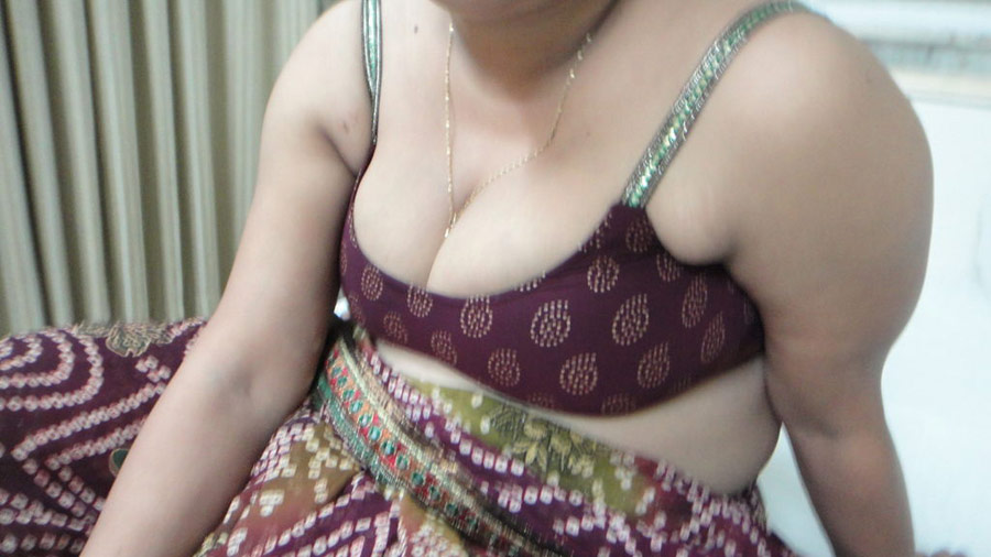 Horny Indian Rajni Showing Milky Boobs