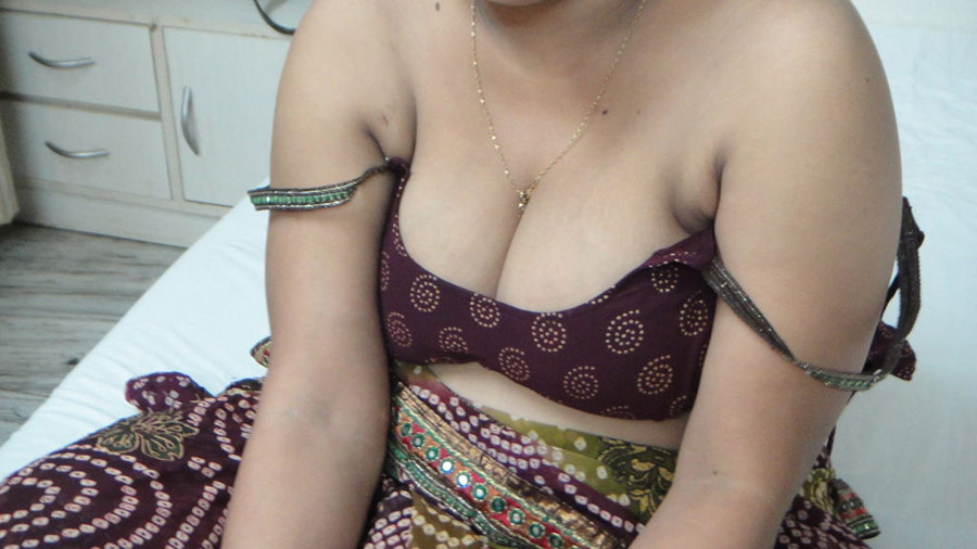 Horny Indian Rajni Showing Milky Boobs