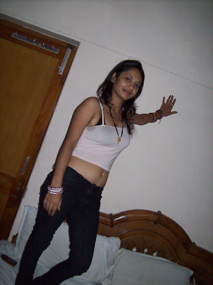 Horny Modern Indian Babe Showing Pussy