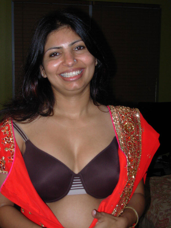 Indian Girl Sheena Showing Big Tits In Car
