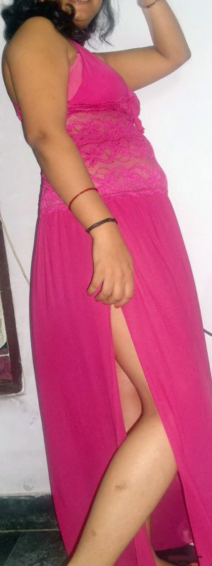 Hot Figure Indian Girl Showing Her Assets