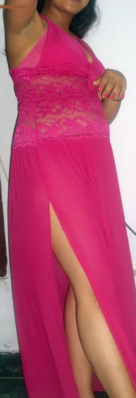 Hot Figure Indian Girl Showing Her Assets