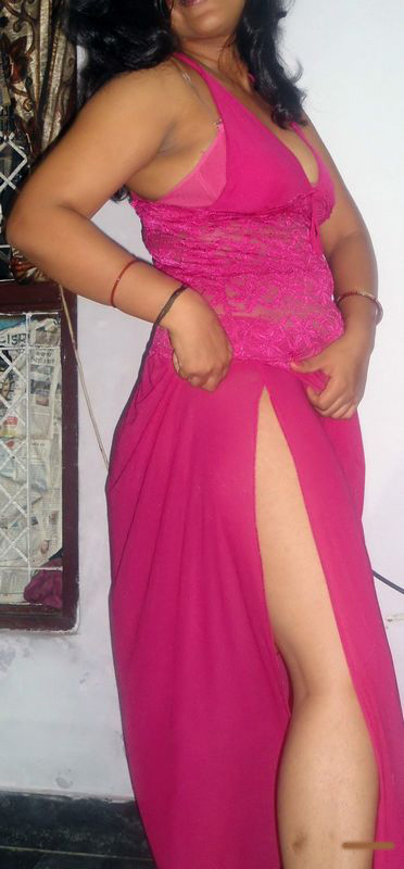 Hot Figure Indian Girl Showing Her Assets