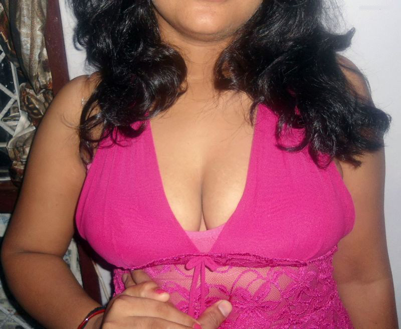 Hot Figure Indian Girl Showing Her Assets