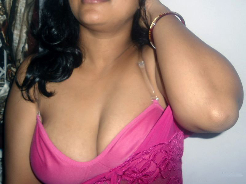 Hot Figure Indian Girl Showing Her Assets