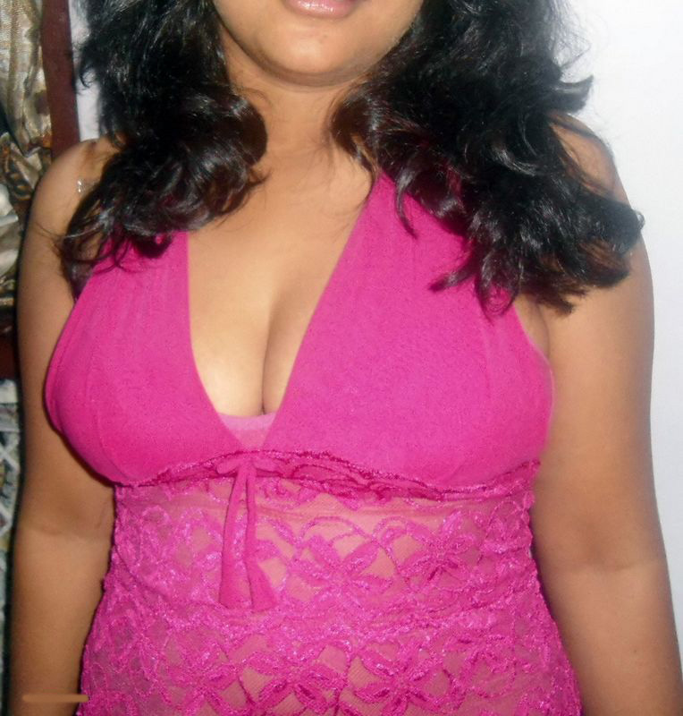 Hot Figure Indian Girl Showing Her Assets