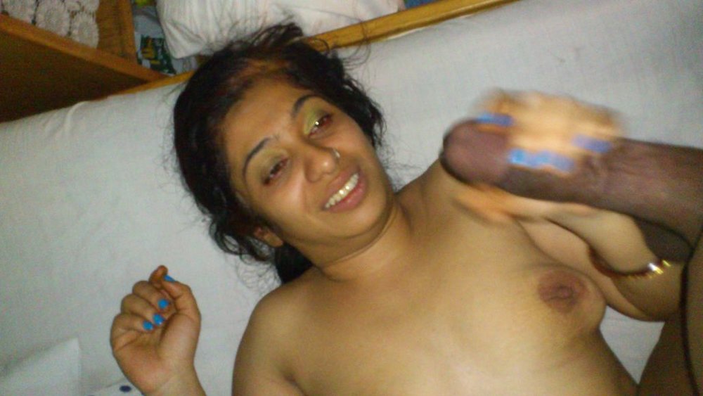 Hot Indian Urmila Bhabhi Blowjob Pics Leaked