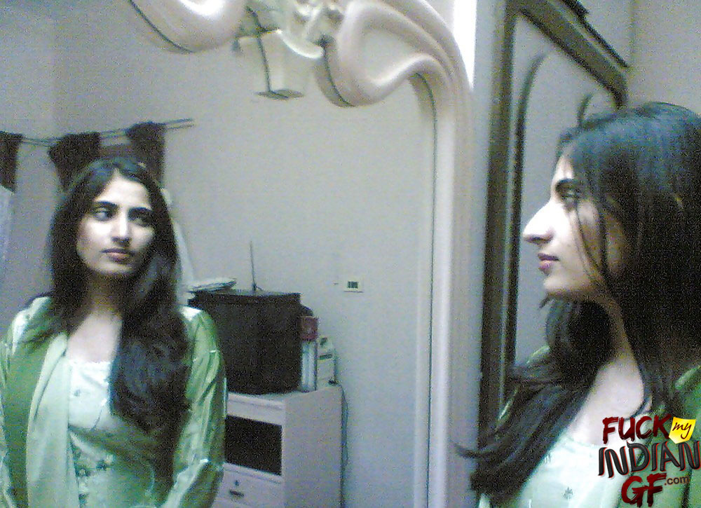 Hot Indian Babe Farida Nude Selfies