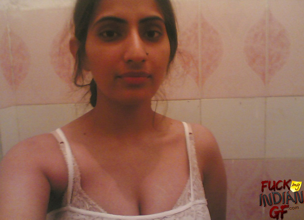 Hot Indian Babe Farida Nude Selfies