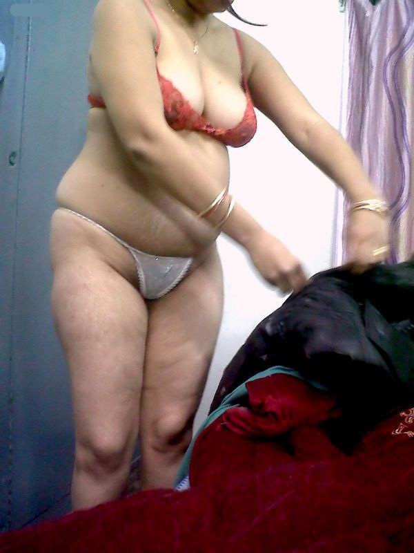 Indian Mature Aunty Zakia Nude Show