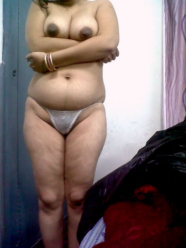 Indian Mature Aunty Zakia Nude Show