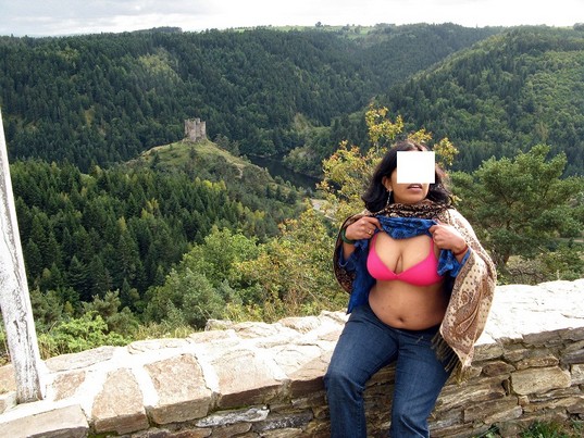 Indian Aunty Karishma Legs Spread For Sex