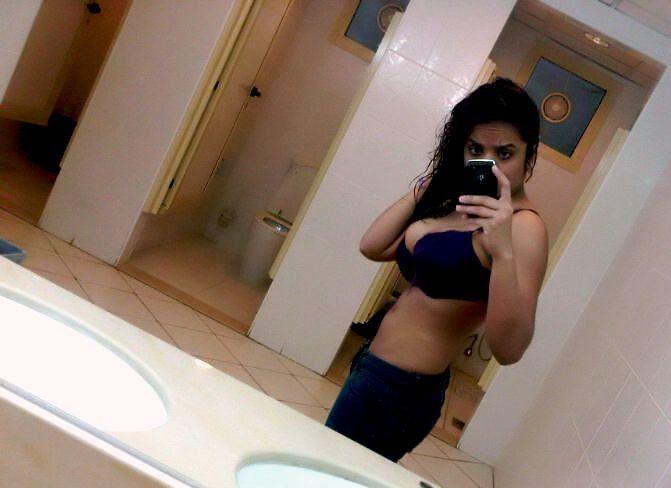 Hot Indian Girl Black Bra Nude Selfies