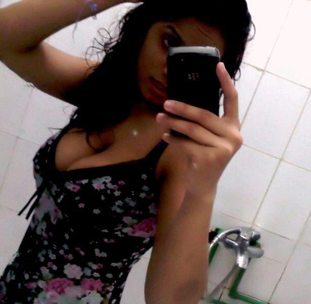 Hot Indian Girl Black Bra Nude Selfies