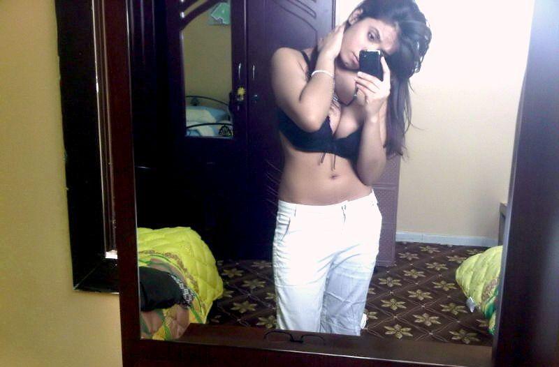 Hot Indian Girl Black Bra Nude Selfies