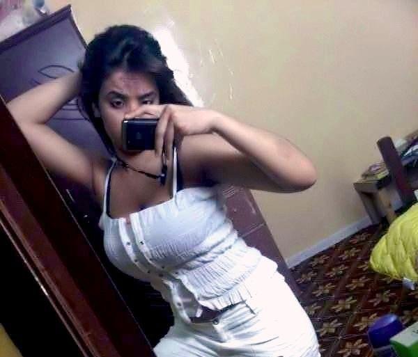 Hot Indian Girl Black Bra Nude Selfies