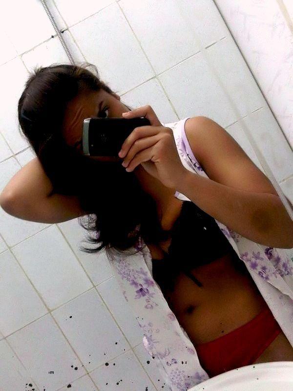 Hot Indian Girl Black Bra Nude Selfies
