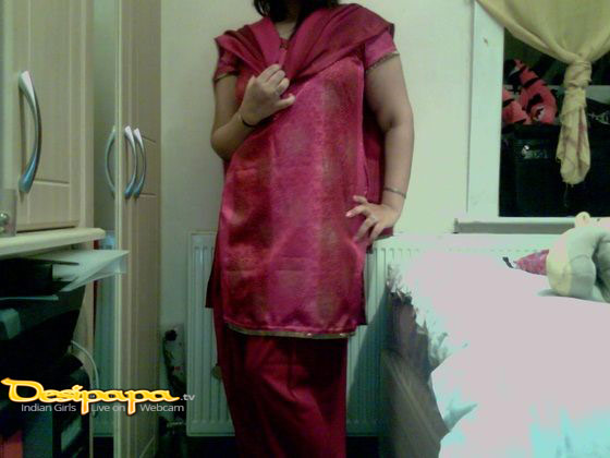 Pakistani Babe Fauzia Showing Panty To Lover