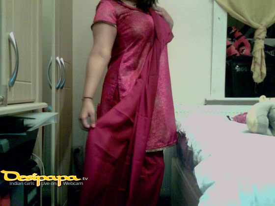 Pakistani Babe Fauzia Showing Panty To Lover