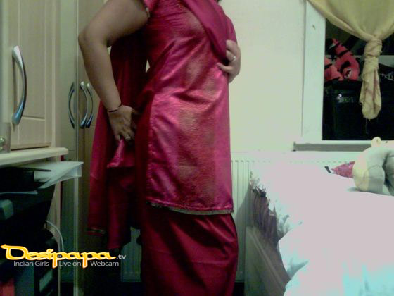 Pakistani Babe Fauzia Showing Panty To Lover