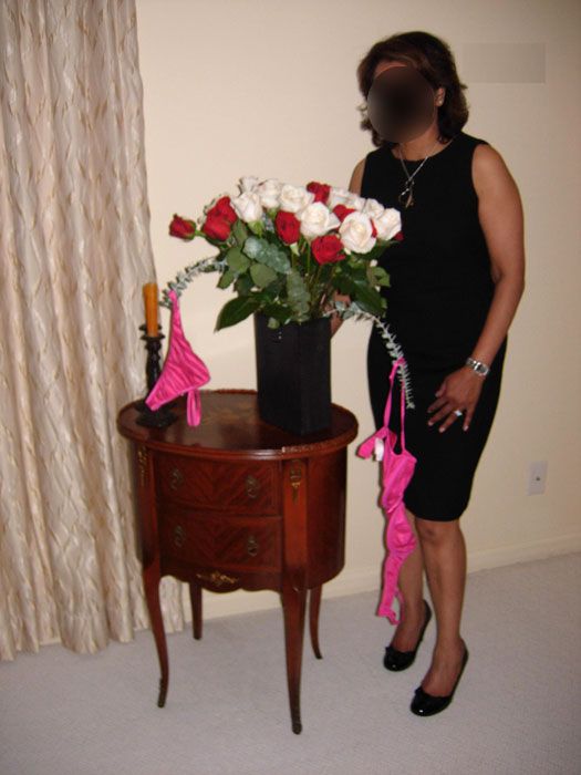 Sexy Indian Aunty Kaushalya Nude In Lounge