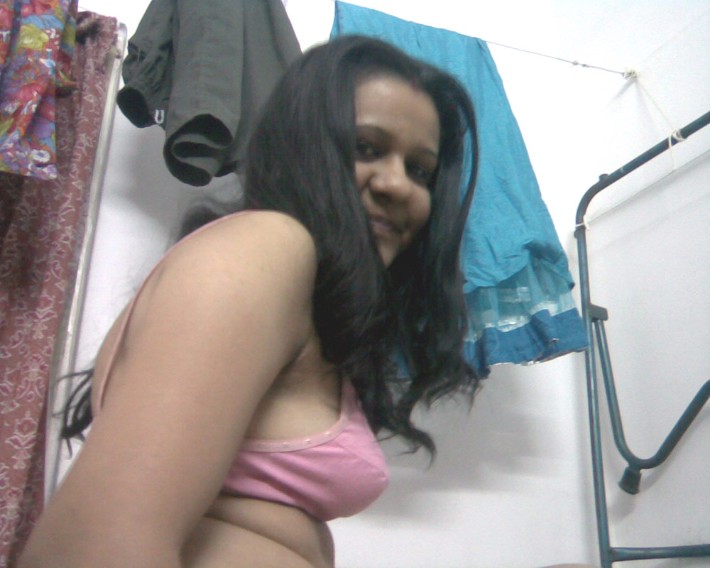 Hot Indian Punjabi Kudi Showing Boobs
