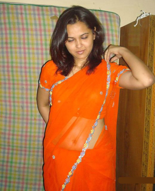 Horny Indian Bhabhi Mehwish Posing Hot Saree