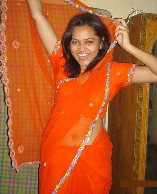 Horny Indian Bhabhi Mehwish Posing Hot Saree