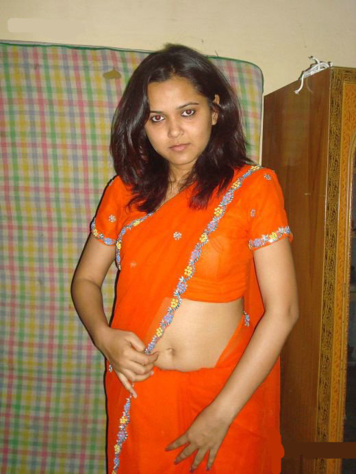 Horny Indian Bhabhi Mehwish Posing Hot Saree