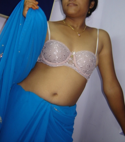 Indian Bhabhi Parveen Transperant Blue Saree