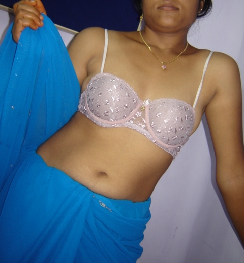 Indian Bhabhi Parveen Transperant Blue Saree