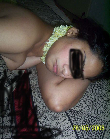 Hot Figure Bhabhi Nazia Laying Naked On Bed