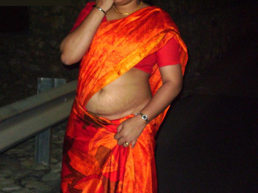 Busty Indian Aunty Maheen Show Her Big Melons