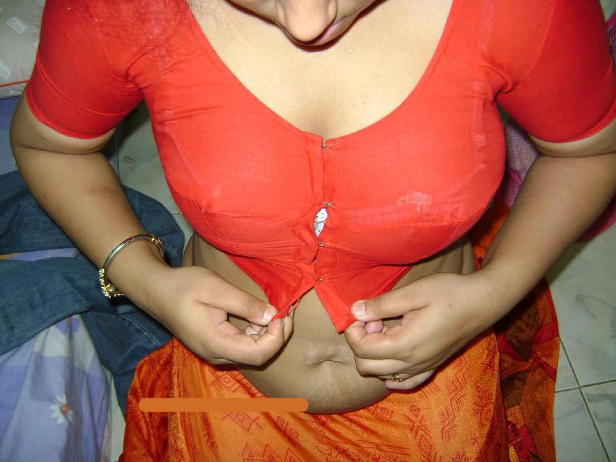 Busty Indian Aunty Maheen Show Her Big Melons