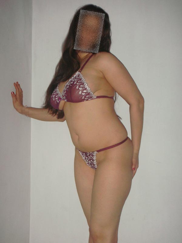 Hot Indian Babe Zara Showing Her Big Ass