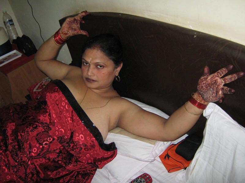 Indian Aunty Shakuntala Exposing Huge Boobs