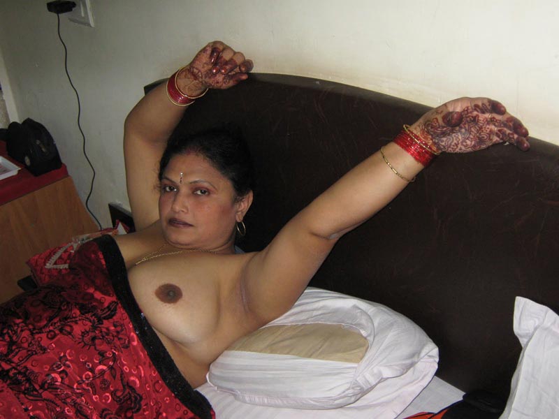 Indian Aunty Shakuntala Exposing Huge Boobs