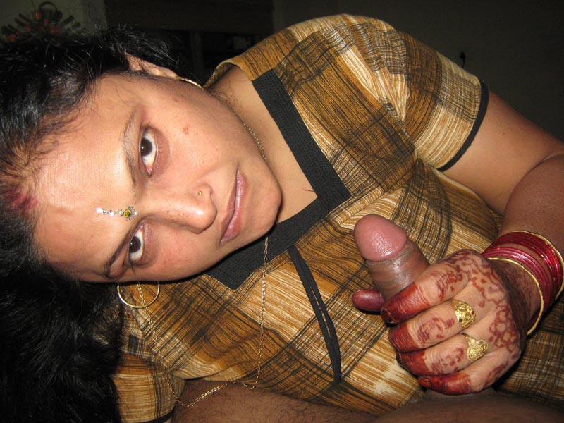 Indian Aunty Shakuntala Exposing Huge Boobs