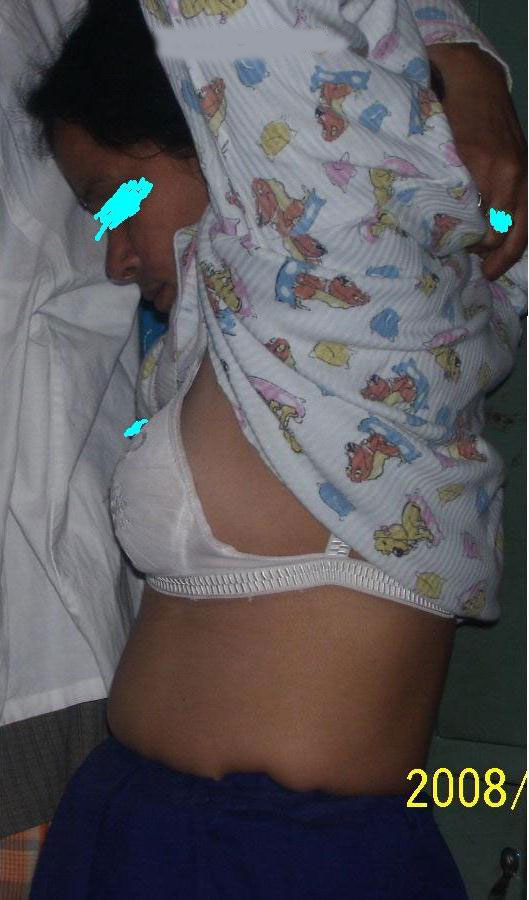 Indian Housewife Beena Playing With Boobs