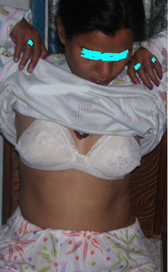 Indian Housewife Beena Playing With Boobs