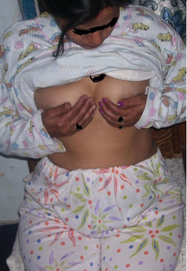 Indian Housewife Beena Playing With Boobs