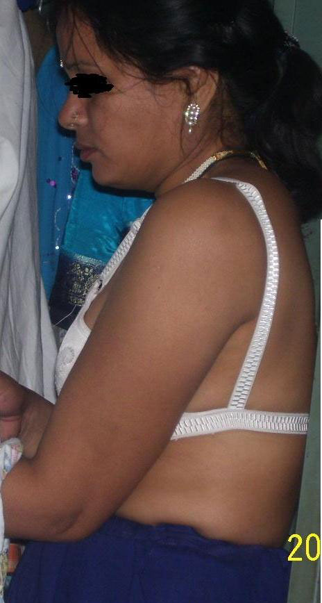 Indian Housewife Beena Playing With Boobs