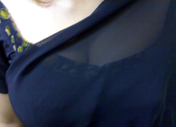 Indian Housewife Hina Sexy Black Saree Pics