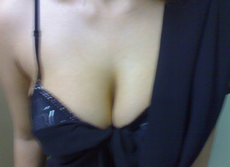 Indian Housewife Hina Sexy Black Saree Pics
