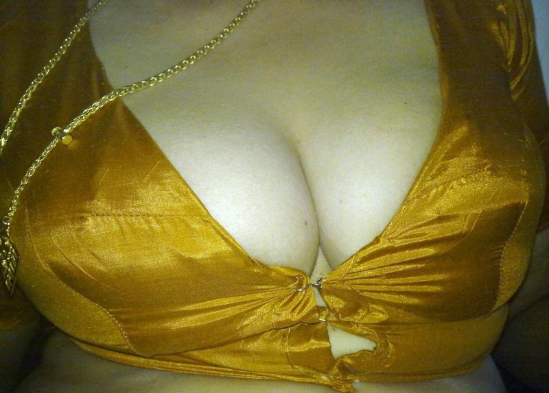 Sexy Indian Housewife Afshan Naked Photographs Leaked