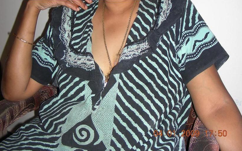 Indian Aunty Sehrish Showing Big Boobs