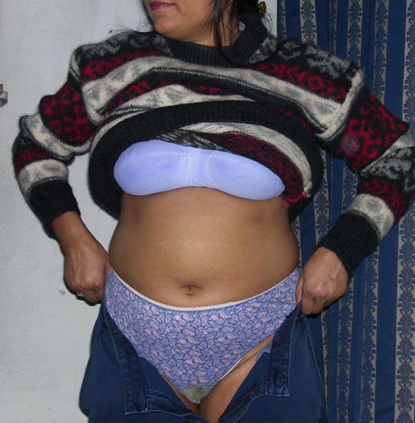 Plump Indian Aunty Neesha Boob Show